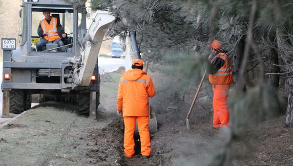 Очистка от грязи и бытового мусора водоотводных лотков и водопропускных труб на дорогах регионального значения в Севастополе