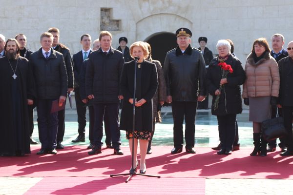 В Севастополе на Малаховом кургане зажгли Вечный огонь. В центре - вице-премьер-министр правительства РФ Ольга Голодец