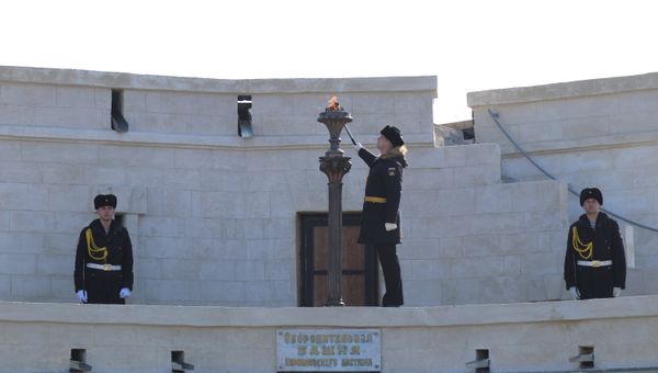 В Севастополе на Малаховом кургане зажгли Вечный огонь
