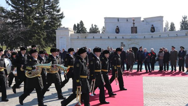 В Севастополе на Малаховом кургане зажгли Вечный огонь