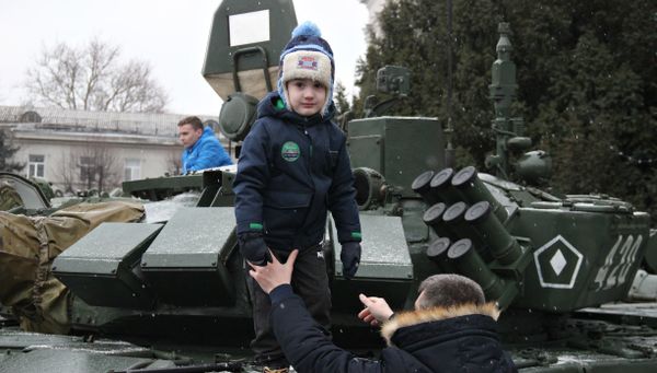 Выставка техники в Симферополе, приуроченная ко Дню защитника Отечества