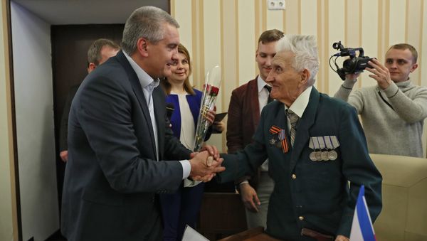 Глава Республики Крым Сергей Аксенов и ветеран Великой Отечественной войны Петр Олейник Глава Республики Крым Сергей Аксенов и ветеран Великой Отечественной войны Петр Олейник