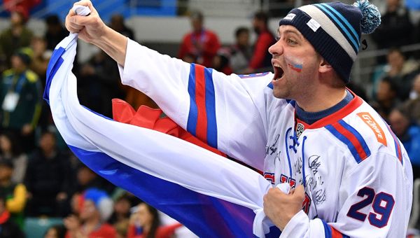 Российский болельщик радуется заброшенной шайбе в финальном матче Россия - Германия по хоккею среди мужчин на XXIII зимних Олимпийских играх.