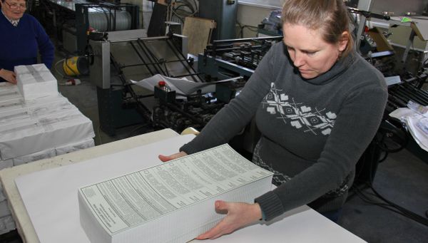 Сотрудник типографии Таврида складывает напечатанные бюллетени Сотрудник типографии Таврида складывает напечатанные бюллетени