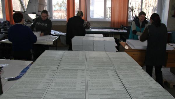 Сотрудники типографии Таврида запечатывают готовые бюллетени Сотрудники типографии Таврида запечатывают готовые бюллетени