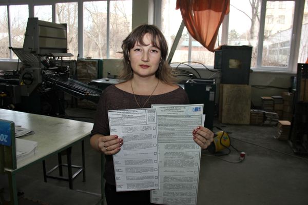 Секретарь избирательной комиссии Крыма Наталья Безрученко с бюллетенями, напечатанными в типографии Таврида Секретарь избирательной комиссии Крыма Наталья Безрученко с бюллетенями, напечатанными в типографии Таврида