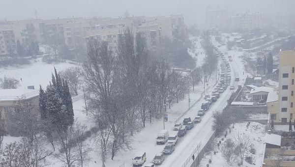 Снегопад в Севастополе привел к дорожному коллапсу