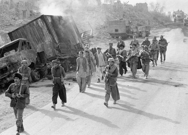 Бойцы народной милиции Афганистана и советские военнослужащие конвоируют захваченных в плен моджахедов