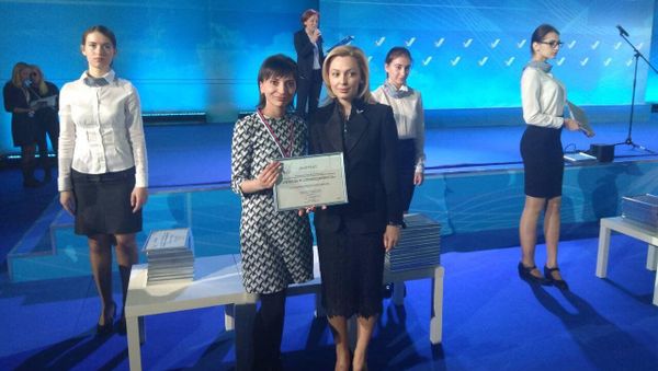 Корреспондент регионального подразделения МИА Россия сегодня в Симферополе Евгения Мартыненко и сопредседатель Центрального штаба ОНФ Ольга Тимофеева