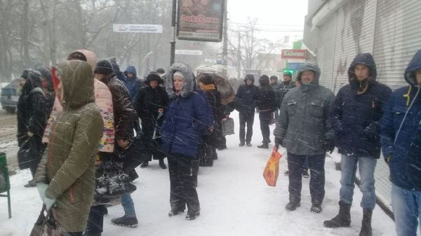Снегопад в Симферополе в первый день весны. Люди ждут общественный транспорт на остановках в Симферополе