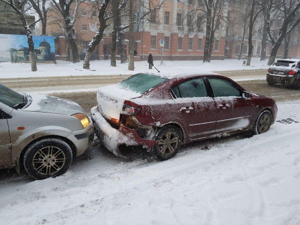 ДТП на обледенелых улицах Симферополя