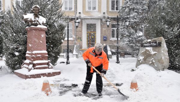 Коммунальщики приступили к уборке Симферополя