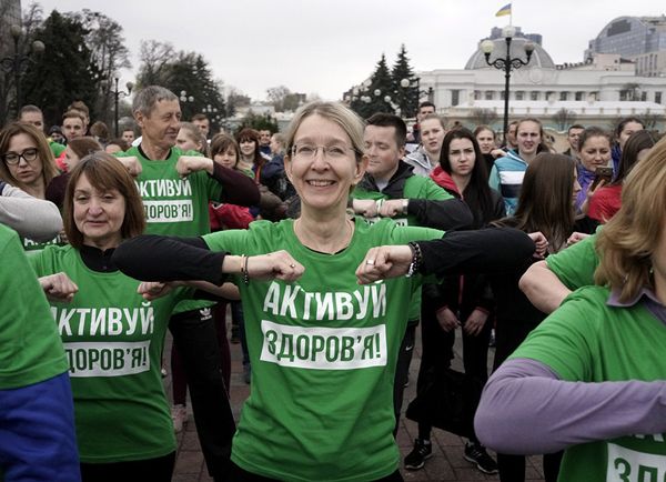 И.о. министра здравоохранения Украины Ульяна Супрун во время зарядки во Всемирный день здоровья в Киеве. 7 апреля 2017 И.о. министра здравоохранения Украины Ульяна Супрун во время зарядки во Всемирный день здоровья в Киеве. 7 апреля 2017