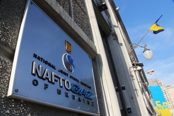 Вывеска нефтегазового холдинга Нафтогаз Украины на административном здании в Киеве.