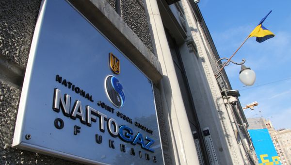 Вывеска нефтегазового холдинга Нафтогаз Украины на административном здании в Киеве.