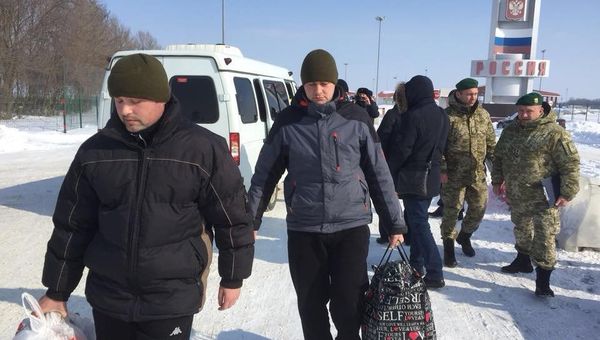 Украинские пограничники, переданные российской стороной. 2 марта 2018 Украинские пограничники, переданные российской стороной. 2 марта 2018