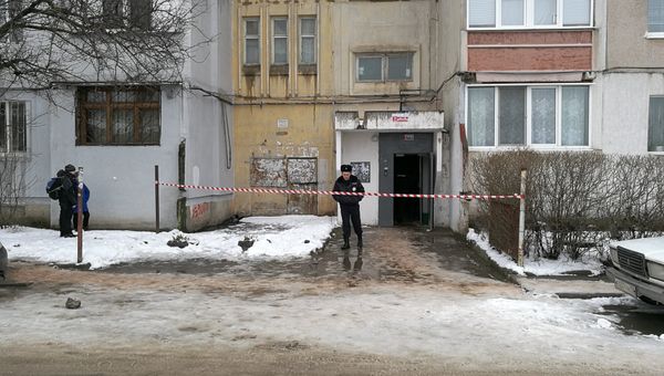 На месте гибели женщины и ребенка в результате падения лифта в доме по ул. Балаклавская в Симферополе На месте гибели женщины и ребенка в результате падения лифта в доме по ул. Балаклавская в Симферополе