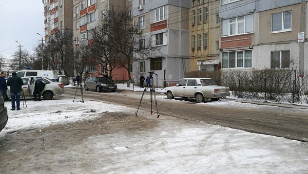 Место гибели женщины и ребенка в результате падения лифта в доме по ул. Балаклавская в Симферополе