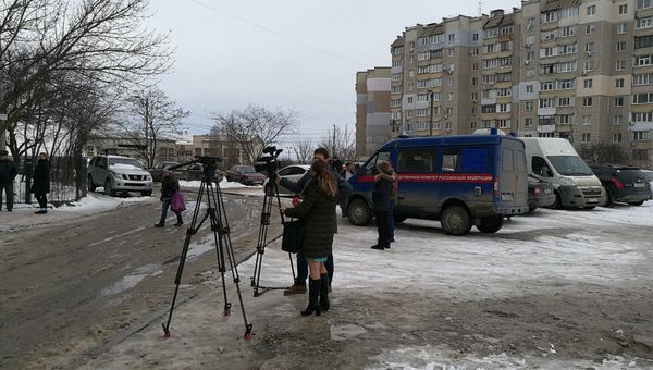 Место гибели женщины и ребенка в результате падения лифта в доме по ул. Балаклавская в Симферополе
