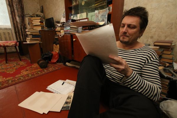 Писатель Николай Столицын за работой