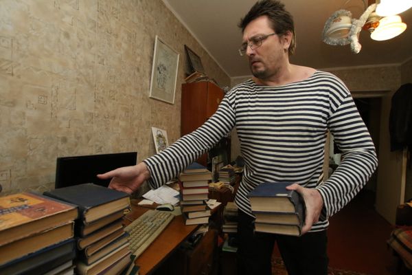 Николай Столицын демонстрирует книги, которые он прочитал с начала 2018 года 