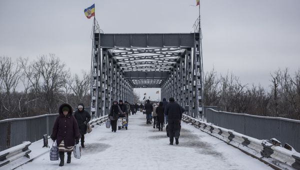 Люди в районе временного пункта пропуска Станица Луганская между Украиной и Луганской народной республикой (ЛНР) в районе станицы Луганская.