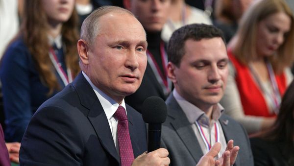 Президент РФ Владимир Путин на пленарном заседании V медиафорума независимых региональных и местных средств массовой инвормации Правда и справедливость