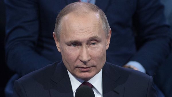 Президент РФ Владимир Путин на пленарном заседании V медиафорума независимых региональных и местных средств массовой инвормации Правда и справедливость