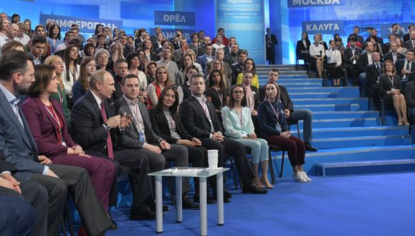 Президент РФ Владимир Путин на пленарном заседании V медиафорума независимых региональных и местных средств массовой инвормации Правда и справедливость