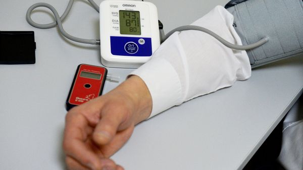 Измерение давления у водителя автобуса в ходе медицинского осмотра перед рейсом на автовокзале Восточный в Казани