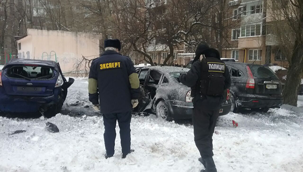 Сотрудники правоохранительных органов на месте взрыва в Донецке. 3 марта 2018