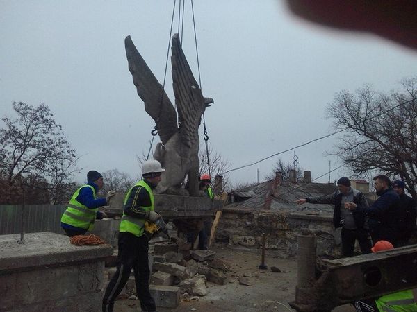 Грифонов, установленных на Митридатской лестнице в Керчи, отправляют на реконструкцию в лапидарий