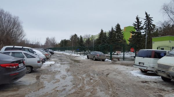 Парковка перед зданием Республиканской детской клинической больницы 