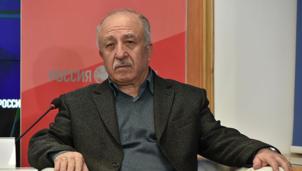 Филолог Айдер Эмиров на пресс-конференции в Симферополе Филолог Айдер Эмиров на пресс-конференции в Симферополе
