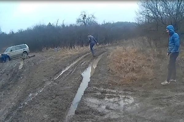 Внедорожник застрял в грязи на Симферопольском водохранилище