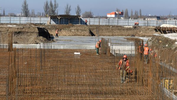 Рабочие на месте строительства школы XXI века в Симферопольском районе