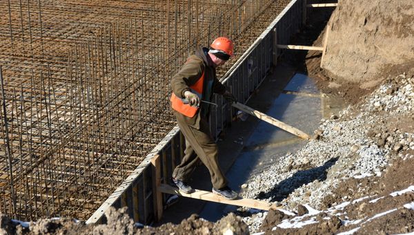 Рабочие на месте строительства школы XXI века в Симферопольском районе