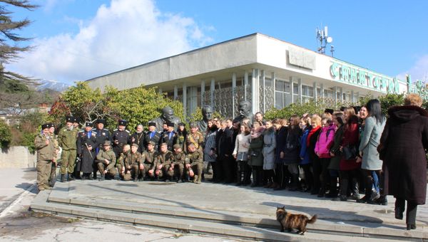 Участники III Международной молодежной видеоконференции Мирное сосуществование государств в условиях многополярного мира в Ливадии