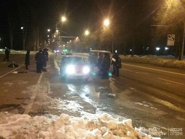 Последствия взрыва автомобиля в центре Донецка на улице Артема. 5 марта 2018