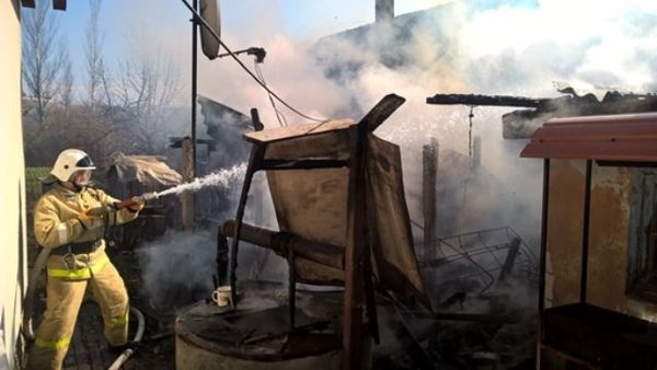 Тушение пожара в селе Золотое поле Кировского района