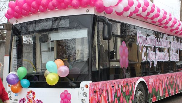 В Симферополе, Алуште и Ялте курсируют праздничные троллейбусы
