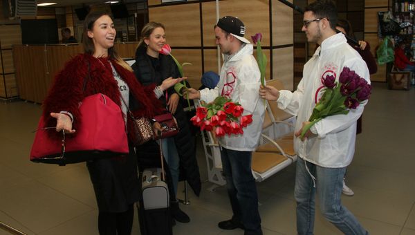 Волонтеры акции #ВамЛюбимые раздали тюльпаны женщинам в аэропорту Симферополь Волонтеры акции #ВамЛюбимые раздали тюльпаны женщинам в аэропорту Симферополь