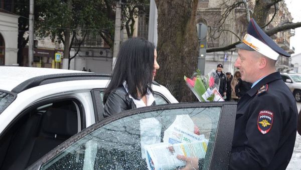Сотрудники ГИБДД Ялты поздравили автоледи с 8 марта