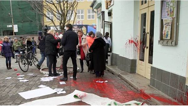 В Ужгороде на Театральной площади неизвестные напали на участниц акции по защите прав женщин. 8 марта 2018