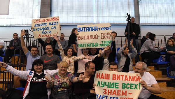 Группа поддержки вице-премьера Крыма Виталия Нахлупина во время Бадминтонного матча с главой администрации Евпатории Андреем Филоновым Группа поддержки вице-премьера Крыма Виталия Нахлупина во время Бадминтонного матча с главой администрации Евпатории Андреем Филоновым