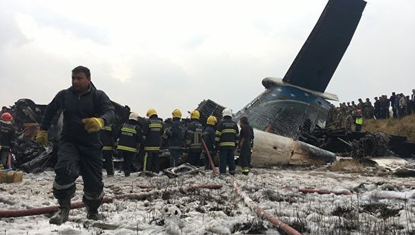 Спасатели на месте крушения самолета авиакомпании US-Bangla Airlines в Катманду, Непал. 12 марта 2018