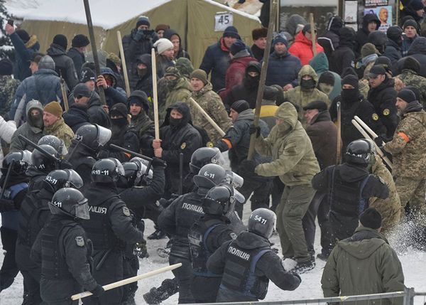 Сотрудники полиции и сторонники Михаила Саакашвили у здания Верховной рады в Киеве, Украина. 27 февраля 2018