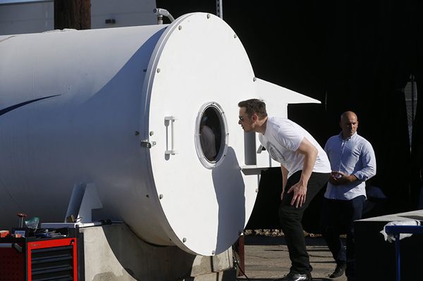 Илон Маск заглядывает в испытательный трек Hyperloop в Калифорнии
