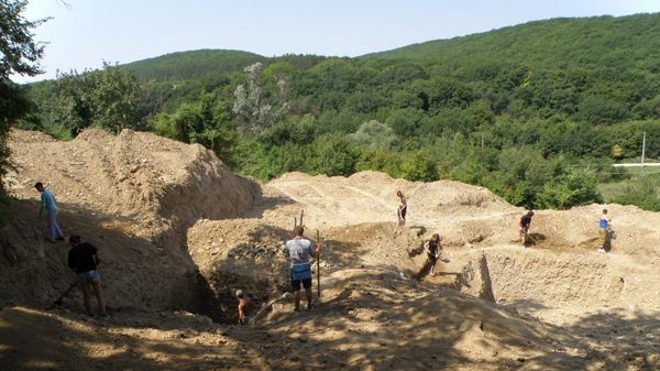 Работа молодежной полевой археологической школы в Крыму