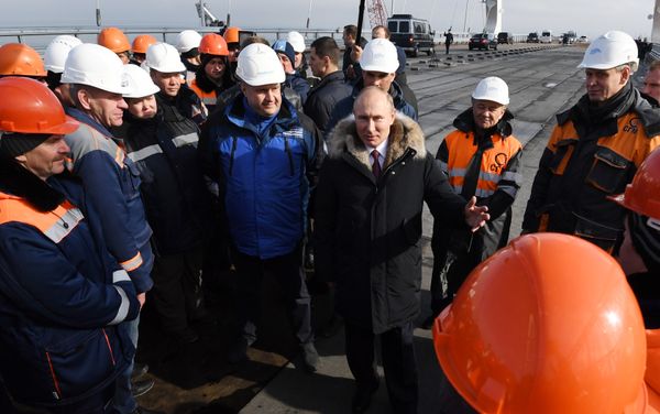 Президент России Владимир Путин пообщался со строителями на стройплощадке Крымского моста. 14 марта 2018